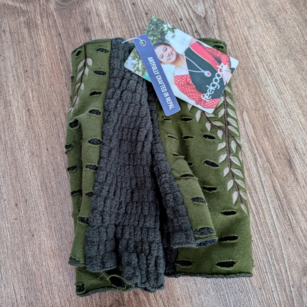 Feelgoodz Fingerless Gloves with Leaf Cutouts NWT